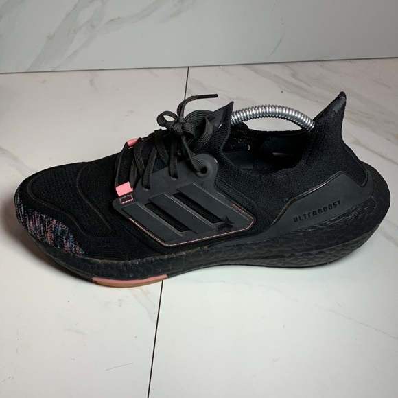 Adidas Women’s Ultraboost 22 Black Beam Pink GX5927 Running Sneakers Size 10W - Picture 3 of 9